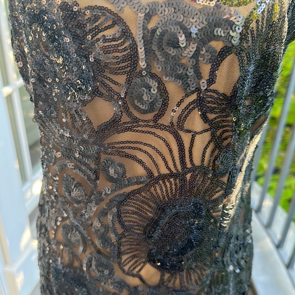 Black squint dress - Picture 4 of 4